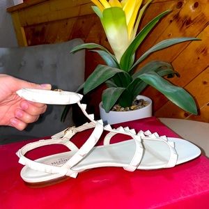 Brand new Valentino Garavani white flats/ never worn !